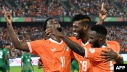 Jean Philippe Nils Stephan Krasso, Ibrahim Sangare et Jonathan Bamba lors du match Côte d'Ivoire-Guinée-Bissau au stade Alassane Ouattara, à Abidjan, le 13 janvier 2024.