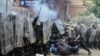 Soldados de la Fuerza de la OTAN en Kosovo (KFOR, por sus siglas en inglés) chocan con manifestantes locales serbokosovares en la entrada de la oficina municipal, en la ciudad de Zvecan, Kosovo, el 29 de mayo de 2023.