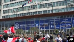 ARCHIVO - Los partidarios del derrocado presidente Pedro Castillo protestan por su regreso, frente a la fiscalía en Lima, Perú, el viernes 9 de diciembre de 2022. 