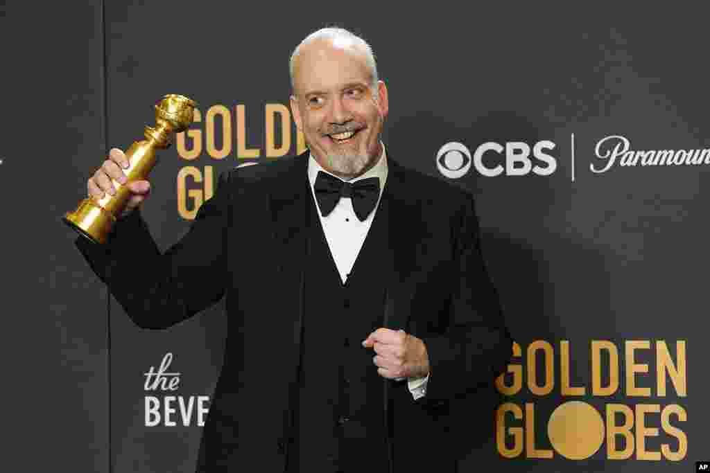 Pol Đamati sa Zlatnim globusom koji je dobio za ulogu u filmu "The Holdovers" (Foto: AP/Chris Pizzello)