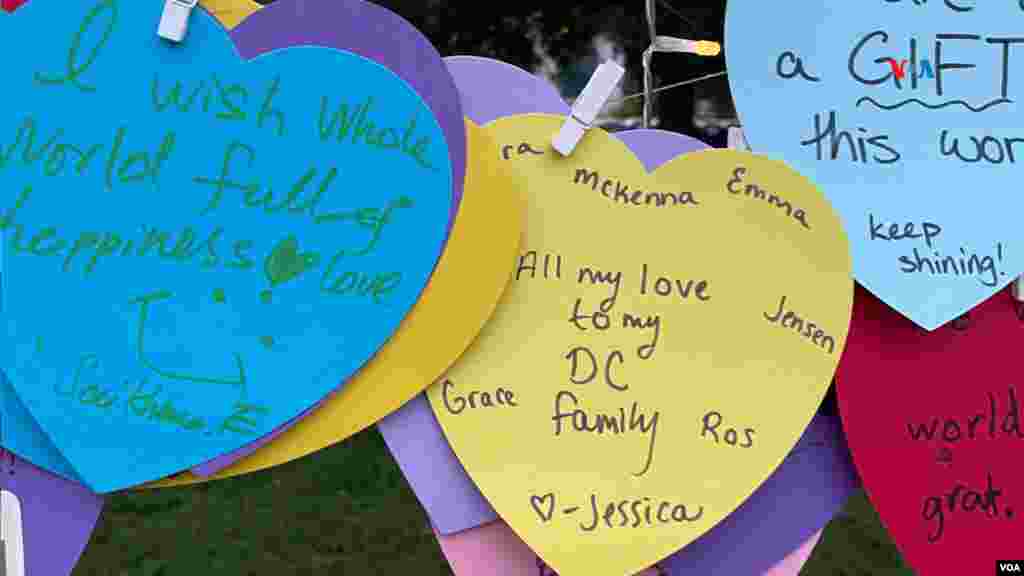 Los corazones con mensajes positivos de amor y paz estuvieron presentes en el Festival Mundial de la Cultura.