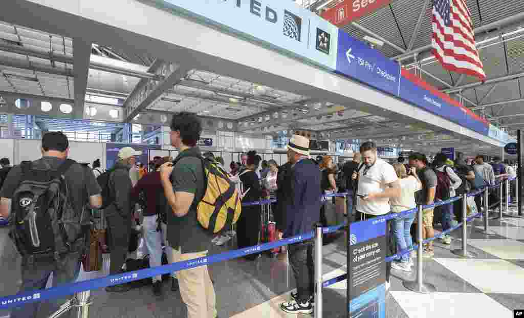 Los viajeros hacen fila en el control de seguridad en el Aeropuerto Internacional O'Hare de Chicago, durante la víspera del Día del Trabajo en Estados Unidos.