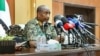 Slika objavljena na Facebook stranici Sudanskih oružanih snaga 24. avgusta 2024. prikazuje generala Abdela Fataha al-Burhana kako drži konferenciju za novinare u Port Sudanu, u državi Crvenog mora.