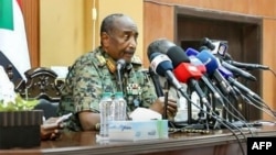 Slika objavljena na Facebook stranici Sudanskih oružanih snaga 24. avgusta 2024. prikazuje generala Abdela Fataha al-Burhana kako drži konferenciju za novinare u Port Sudanu, u državi Crvenog mora.