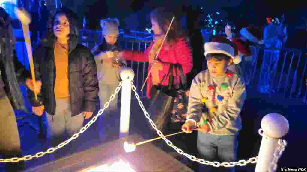 El sendero de luces del Zoolights tiene un dulce final donde los visitantes, en especial los niños pueden disfrutar asando sus marshmellows con chocolate, típico de la época invernal.