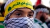 Pripadnik Hezbolahove izviđačke grupe Al-Mahdi u Bejrutu, sa trakom na glavi na kojoj je ispisana poruka "Molićemo se u Jerusalimu", na skupu podrške Palestincima, 27. oktobar (Foto: AP/Bilal Hussein)