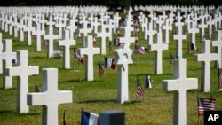 Vista de las lápidas en el cementerio estadounidense en Colleville-sur-Mer, Normandía, el lunes 5 de junio de 2023. Decenas de veteranos de la Segunda Guerra Mundial han viajado a Normandía esta semana para conmemorar el 79 aniversario del Día D, el asalto decisivo pero mortal que condujo a la liberación de Francia y Europa occidental del control nazi. (Foto AP/Thomas Padilla)