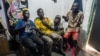Junior "Des Affaires" (à dr.) et d'autres enfants des rues apprentis rappeurs dans un centre culturel du quartier populaire de Bandalungwa à Kinshasa.