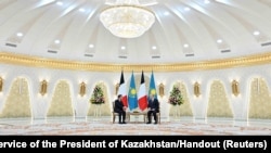 Qozog'iston rahbari Qosim-Jo'mart To'qayev Ostonada Fransiya rahbari Emmanuel Makron bilan muloqotda, 1-noyabr, 2023 
