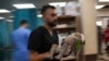 Un niño palestino herido en un bombardeo israelí es trasladado a un hospital al sur de la Franja de Gaza, el 2 de noviembre de 2023.