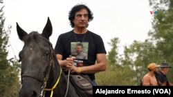 Eli Shtivi, padre de Idan, encabeza la cabalgata por su hijo, secuestrado por Hamás el pasado 7 de octubre en el ataque al festival de música electrónica Nova.