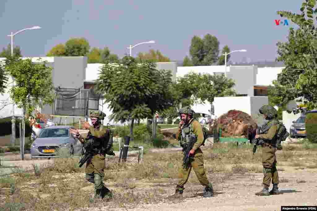 Soldados de las Fuerzas de Defensa de Israel (FDI) custodian el kibutz Kissufim, a solo 1,8 kilómetros de la Franja de Gaza, el 1 de noviembre de 2023. 