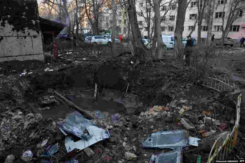 Cráter en el patio de un edificio residencial en Odesa, Ucrania. Moscú afirma repetidamente que sólo se atacan objetivos militares.