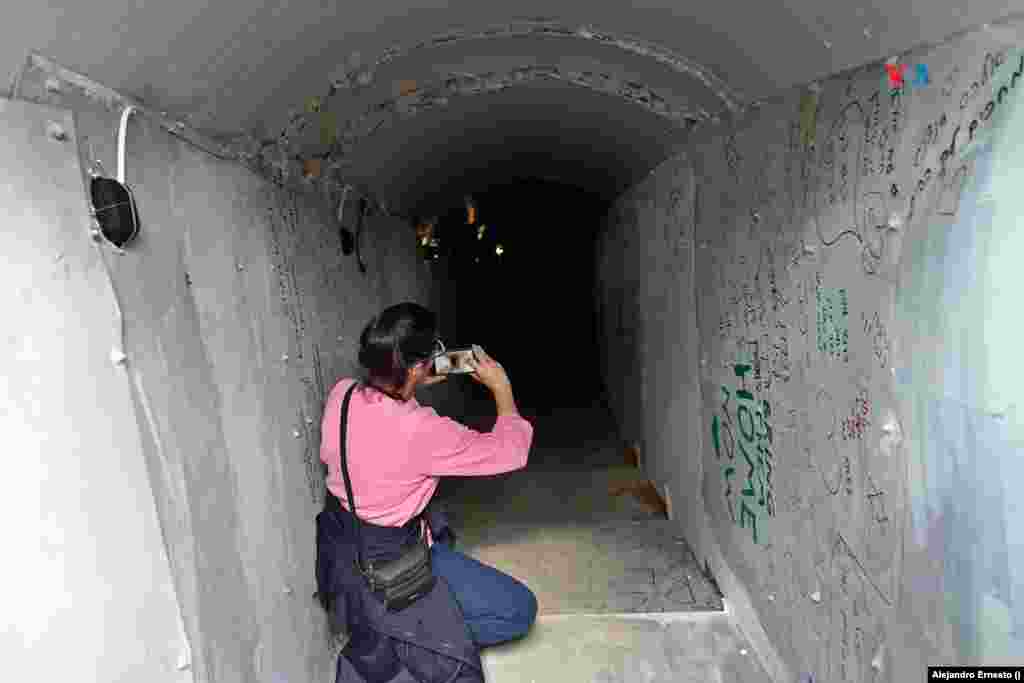 Una mujer toma fotos dentro de la réplica del túnel de Hamás, ubicado en la Plaza de los Secuestrados, en Tel Aviv.