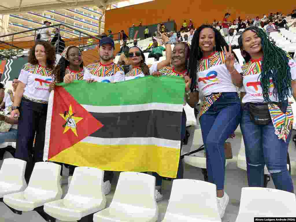 Adeptos de Moçambique no estádio Félix Houphouet-Boigny. CAN 2023. Abidjan, Costa do Marfim.