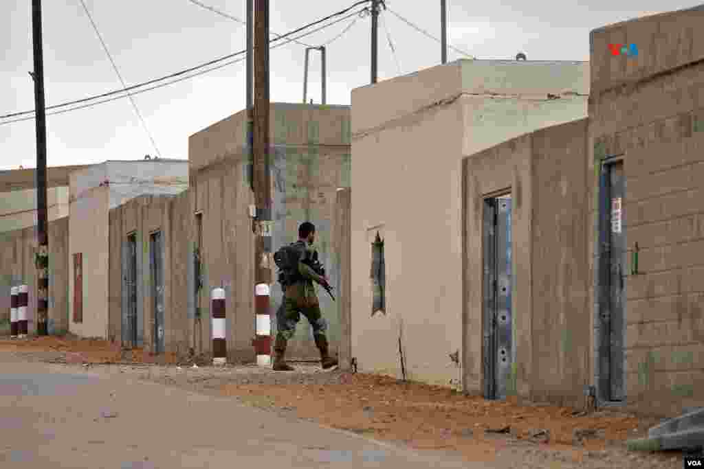 Un soldado camina por un callejón de Little Gaza, el 27 de noviembre de 2023. 