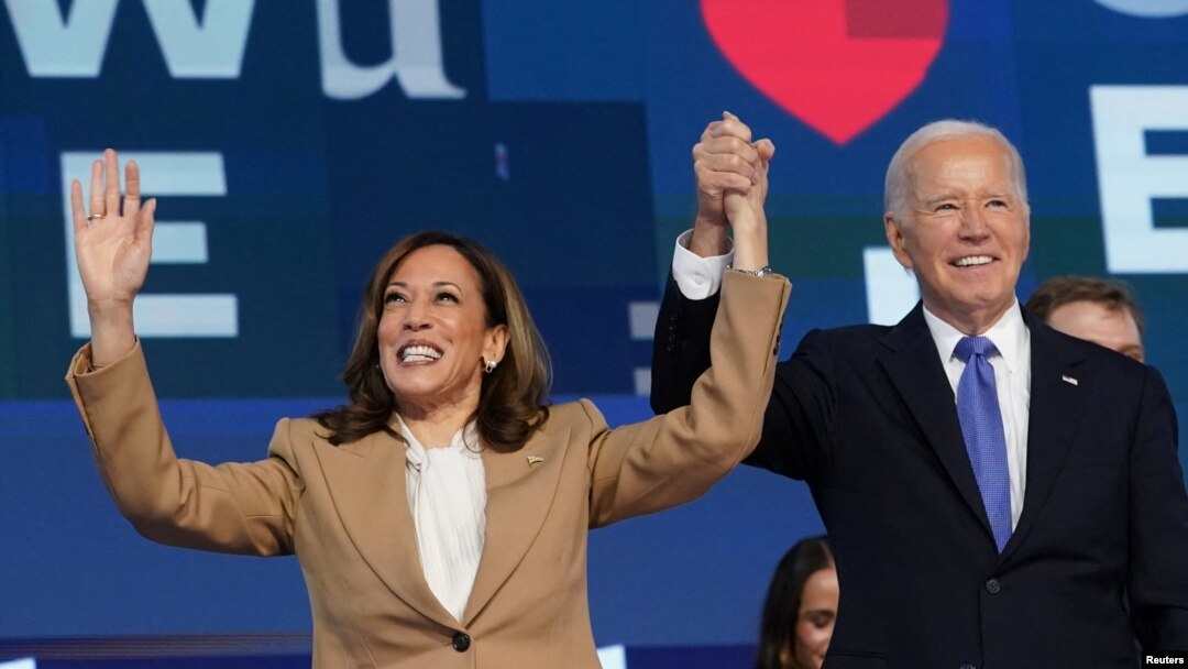 ဒီမိုကရက်တစ်ပါတီ သမ္မတလောင်း ဒုသမ္မတ Kamala Harris နဲ့ သမ္မတ Joe Biden တို့ကို ဒီမိုကရက်တစ်ပါတီညီလာခံမှာ တွေ့ရစဉ် (ဩဂုတ် ၂၀၊ ၂၀၂၄)