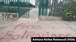 Las sedes de varios partidos de oposición, entre ellos el de la candidata presidencial opositora, María Corina Machado, vandalizados con grafitis durante la madrugada del martes 23 de enero.