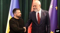 El primer ministro albanés, Edi Rama, a la derecha, da la bienvenida al presidente ucraniano Volodymyr Zelenskyy antes de su reunión en Tirana, Albania, el miércoles 28 de febrero de 2024.
