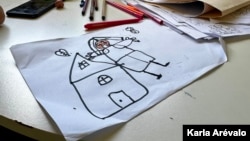 Antuán dibuja la casa de sus sueños, en el CAPMIRl, un refugio para migrantes en Guatemala. [Fotografía Karla Arévalo / VOA]