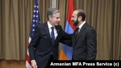 ԱՄՆ պետքարտուղար Էնթոնի Բլինքենն ու Հայաստանի արտգործնախարար Արարատ Միրզոյանը։ Սկոպիե, Հյուսիսային Մակեդոնիա նոյեմբերի 29, 2023թ․։