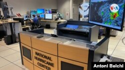 Meteorólogos monitorean minuto a minuto la actividad ciclónica en el Atlántico desde el Centro Nacional de Huracanes en Miami, Florida, el 31 de mayo de 2023.
