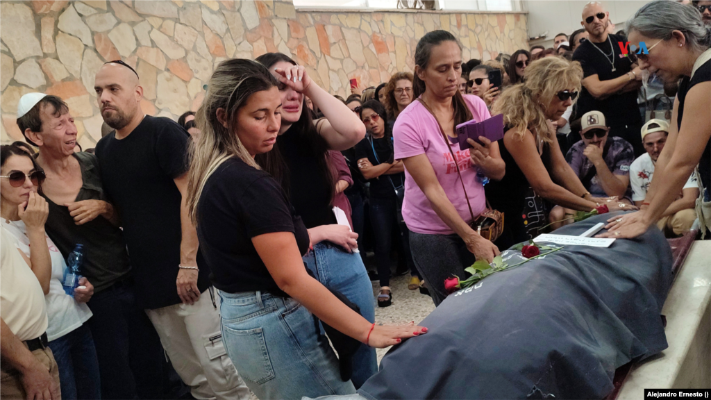 Amigos y allegados rezan durante el funeral de la colombiana Ivonne Rubio, muerta durante el ataque sorpresa de Hamás, muy cerca de la frontera con Gaza. Jerusalén, 12 de octubre de 2023.