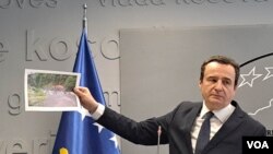 Притворањето на полицајците може дополнително да ги подгрее тензиите во северниот дел на Косово, претежно со Срби, кој се граничи со Србија и во кој имаше насилство во последните недели.