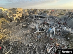 Palestinians inspect the site of an Israeli strike on a mosque in Rafah in the southern Gaza Strip, Jan. 24, 2024. (REUTERS/Fadi Shana)