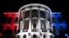 ARCHIVO - El presidente de Estados Unidos, Joe Biden, saluda a una multitud después de un espectáculo de fuegos artificiales durante una celebración del 4 de julio en la Casa Blanca en Washington, el 4 de julio de 2022.