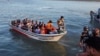 Beberapa pengungsi Muslim Rohingya dan pejabat Bangladesh di atas kapal kembali setelah mengunjungi Negara Bagian Rakhine Myanmar sebagai bagian dari upaya mendorong repatriasi sukarela mereka, di Teknaf, Cox's Bazar, Bangladesh, 5 Mei 2023. (Foto: Reuters)