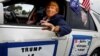 លោក Raul Meneses ពាក់ម៉ាស​មុខ​លោក ​Donald Trump ​អំឡុង​ការប្រមូល​ផ្តុំ​នៅ​សួន Tropical Park ថ្ងៃទី​១១ មិថុនា ឆ្នាំ២០២៣។