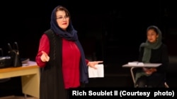 مری آپیک در نمایش «انگلیسی»