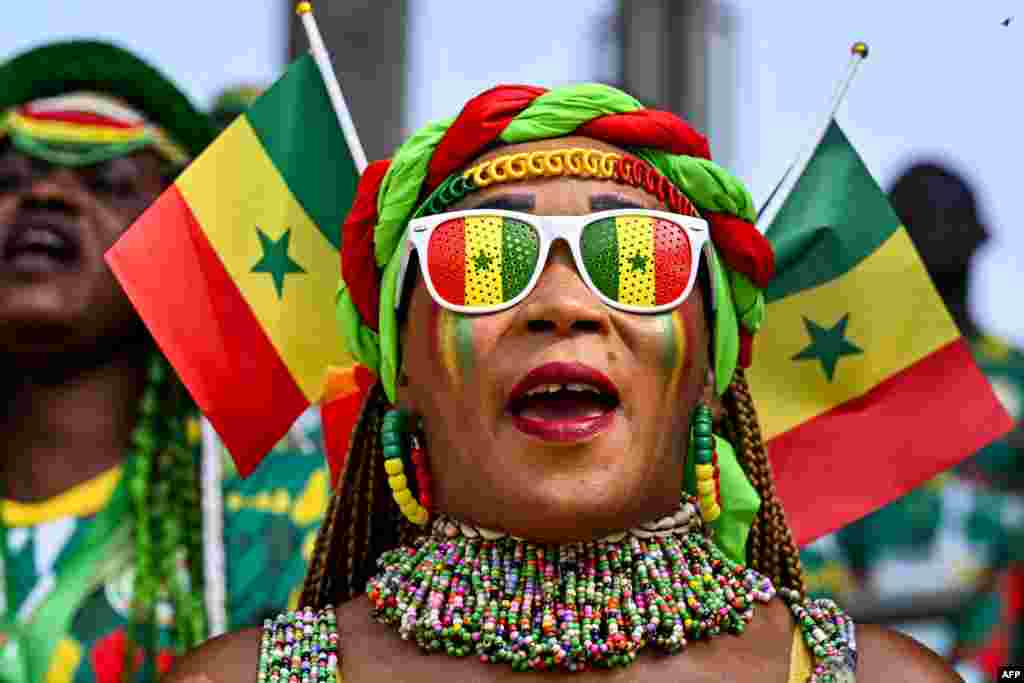 Une supportrice sénégalaise avant le match de football du groupe C de la Coupe d'Afrique des Nations (CAN) 2024 entre la Guinée et le Sénégal au Stade Charles Konan Banny à Yamoussoukro le 23 janvier 2024.