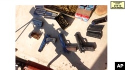 ARCHIVO: En esta foto sin fecha suministrada por la Oficina del Fiscal de EEUU para el Distrito Occidental de Nueva York, se muestran armas y municiones confiscadas por las autoridades al cartel de Sinaloa.