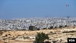 Un vehículo militar israelí circula por la carretera aledaña a Susya. La aldea palestina de Susya se encuentra ubicada en área C, o sea, un territorio de Cisjordania ocupada, que permanece bajo control militar de Israel.