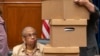 ARCHIVO - La delegada Eleanor Holmes Norton, demócrata del Distrito de Columbia, observa las cajas con documentos de una investigación de juicio político de la Cámara de Representantes contra el presidente Joe Biden, el 28 de septiembre de 2023, en el Capitolio de Washington.