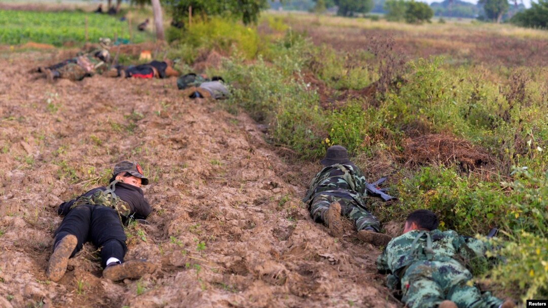 People's Liberation Army တပ်ဖွဲ့ဝင်တွေ စစ်ကိုင်းတိုင်းဒေသနားမှာ စစ်ကောင်စီတပ်တွေနဲ့ တိုက်ခိုက်စဥ်။ (နိုဝင်ဘာ ၂၃၊ ၂၀၂၃။ ရိုက်တားစ်)