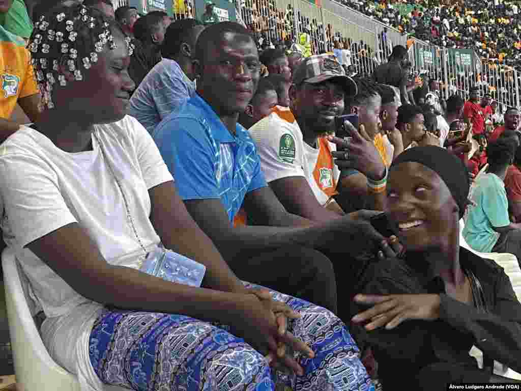 Adeptos do CAN 2023 assistem a um dos jogos em Abidjan, Costa do Marfim