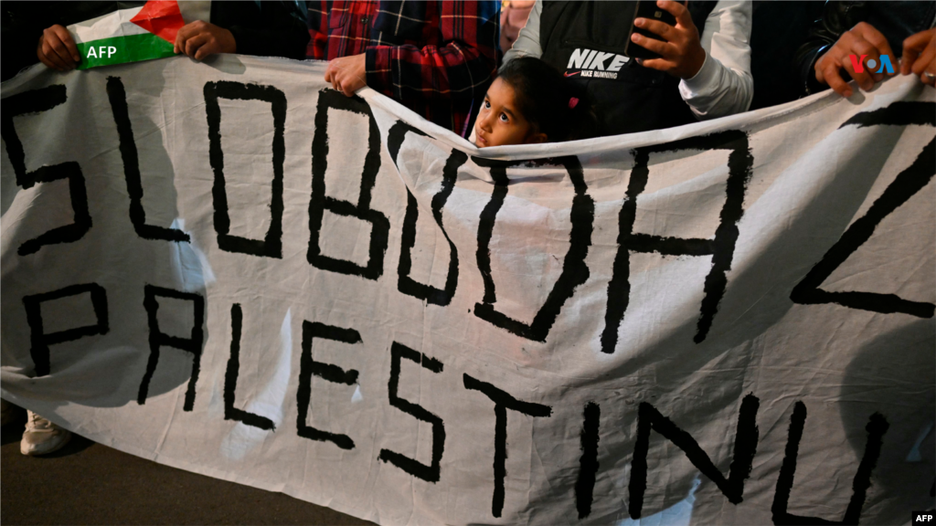 Manifestantes sostienen una pancarta que dice: "Libertad para Palestina", durante una manifestación en apoyo del pueblo palestino, frente a la embajada alemana en Belgrado, capital de Serbia.