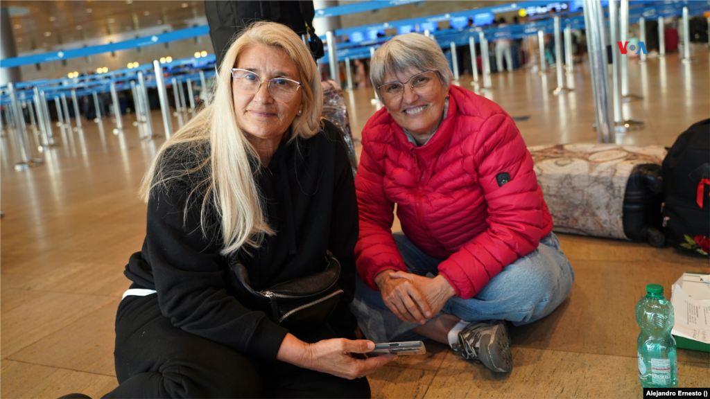 Las hermanas argentinas Claudia y Norma Pineda esperan un vuelo de repatriación que las llevará desde el aeropuerto internacional de Telaviv regreso a su país, el 13 de octubre de 2023. "Enviamos nuestro pésame a los dos lados (...) creemos en la paz", insistieron