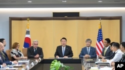윤석열(가운데) 한국 대통령이 지난 18일 서울 용산 대통령실 청사에서 진행된 미한 핵협의그룹(NCG) 출범 회의 현장을 방문해 발언하고 있다. 가운데 왼쪽은 커트 캠벨 백악관 국가안전보장회의(NSC) 인도태평양조정관, 가운데 오른쪽은 조태용 한국 국가안보실장. (자료사진)