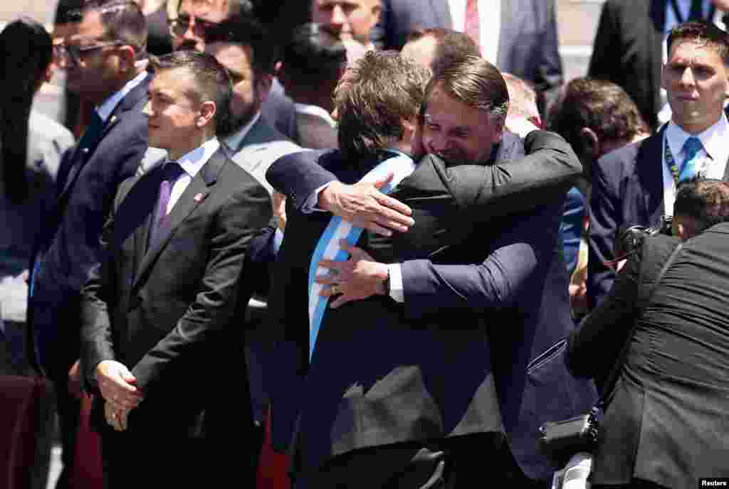 Otro de los invitados al juramento fue el expresidente de Brasil, Jair Bolsonaro. Gabriel Boric, presidente de Chile, también estuvo entre los asistentes. No estuvieron presentes los presidentes de Brasil, Lula Da Silva; de Colombia, Gustavo Petro; de México, Andrés López Obrador. El mandatario de Estados Unidos, Joe Biden, envió a su secretaria de Energía.&nbsp;