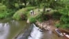 ผู้เชี่ยวชาญตรวจสอบคุณภาพน้ำที่ วอร์ลีห์ เวียร์ (Warleigh Weir) จุดว่ายน้ำธรรมชาติยอดนิยม ที่ตั้งอยู่ทางตอนใต้ของประเทศอังกฤษ 