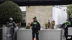 ARCHIVO - La policía custodia la embajada de Estados Unidos donde los manifestantes se manifiestan en apoyo al pueblo palestino en medio de la última guerra entre Israel y Hamas, en Bogotá, Colombia, el martes 24 de octubre de 2023.