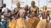 Démonstration culturelle et culturelle devant le temple des pythons en face de la cathédrale de Ouidah, au Bénin, le 8 janvier 2024. (VOA/Ginette Fleure Adandé)