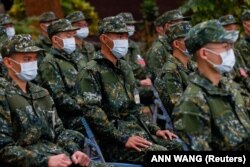 ทหารเกณฑ์ชุดแรกของไต้หวันภายใต้แผนงานฝึกอบรบระยะเวลา 1 ปี เข้ารายงานตัวที่เมืองไท่ชุง เมื่อ 25 ม.ค. 2567 (Reuters)