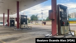 Una estación de servicio del norte de Maracaibo, Venezuela, permanece cerrada la tarde del jueves 1 de junio de 2023 por falta de gasolina.
