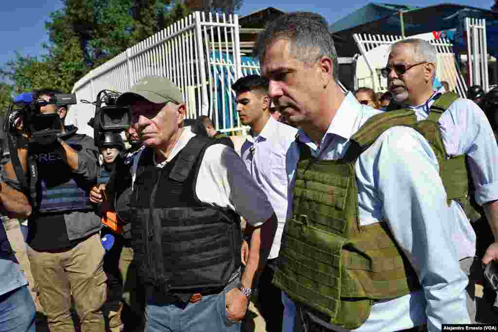 El jefe de la diplomacia europea Joseph Borrell (izq) conversa con el ministro israelí de exteriores, Eli Cohen (der), durante un recorrido por el kibutz Be'eri, uno de los más afectados por los ataques de Hamás del pasado 7 de octubre.