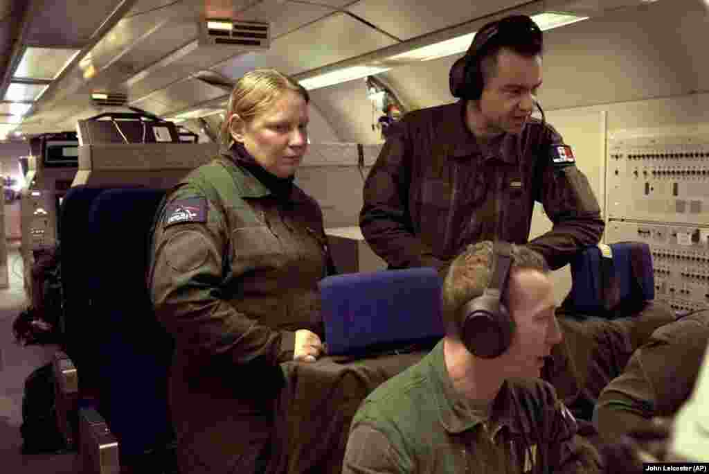 Mientras el avión merodeaba y escaneaba, la tripulación detectó un distante AWACS ruso sobre el mar de Azov, a muchos cientos de kilómetros de distancia, en el lado oriental de la península de Crimea.